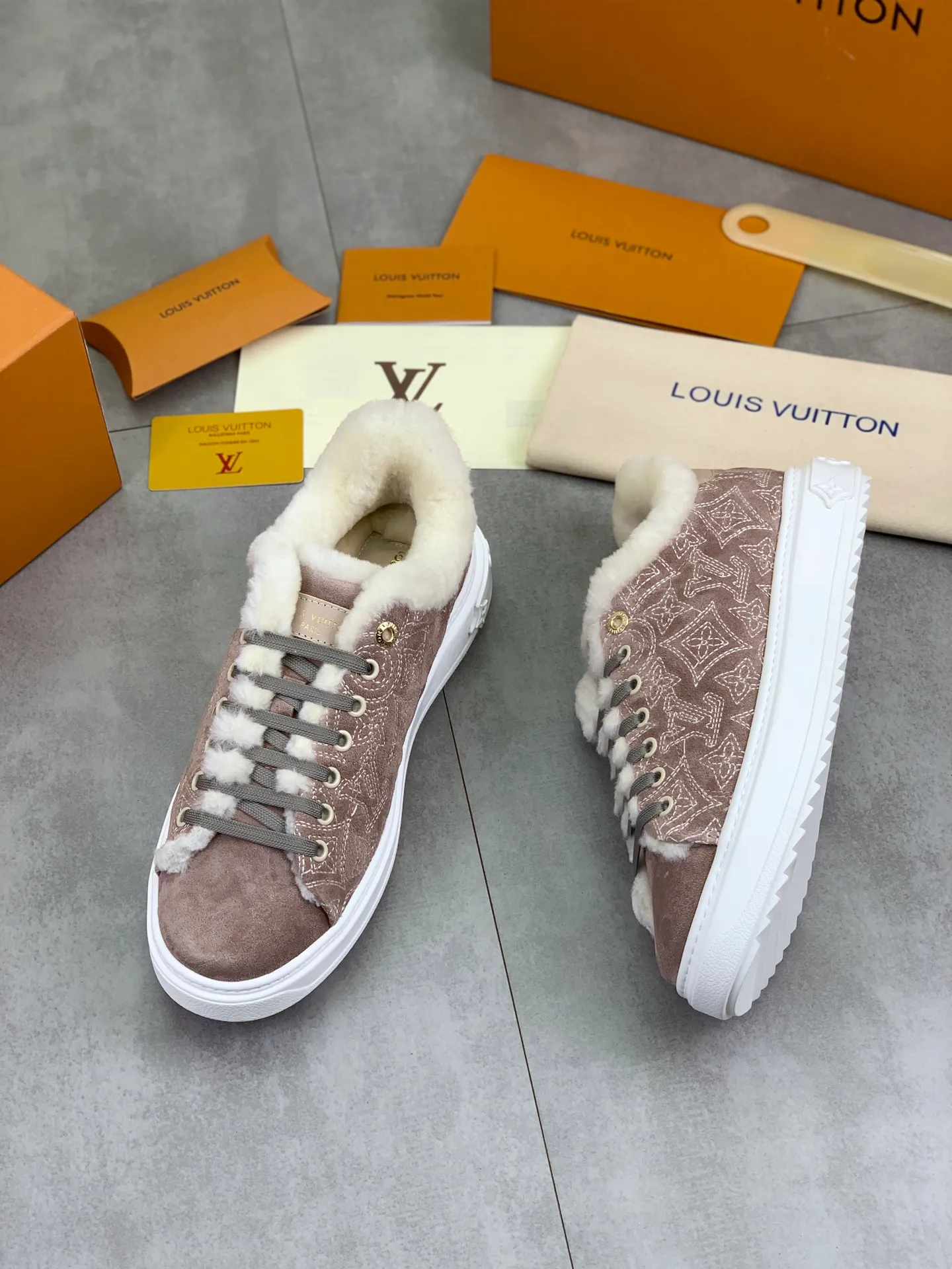 Factory price P740 Wool lining 💶 Top version [LOUIS VUITTON] Couple 🧑‍🤝‍🧑 Craftsman style Counter series (original order) New style 🍀LV Louis Vuitton - top version LV classic high-top trendy shoes! Made of imported original craft calfskin, original warm wool lining, and original wear-resistant, lightweight, high-end TPU outsole! High quality products! 3️⃣ colors available, code numbers: female 35-39, male 39-44 (female 40, male 45 46 customized)
